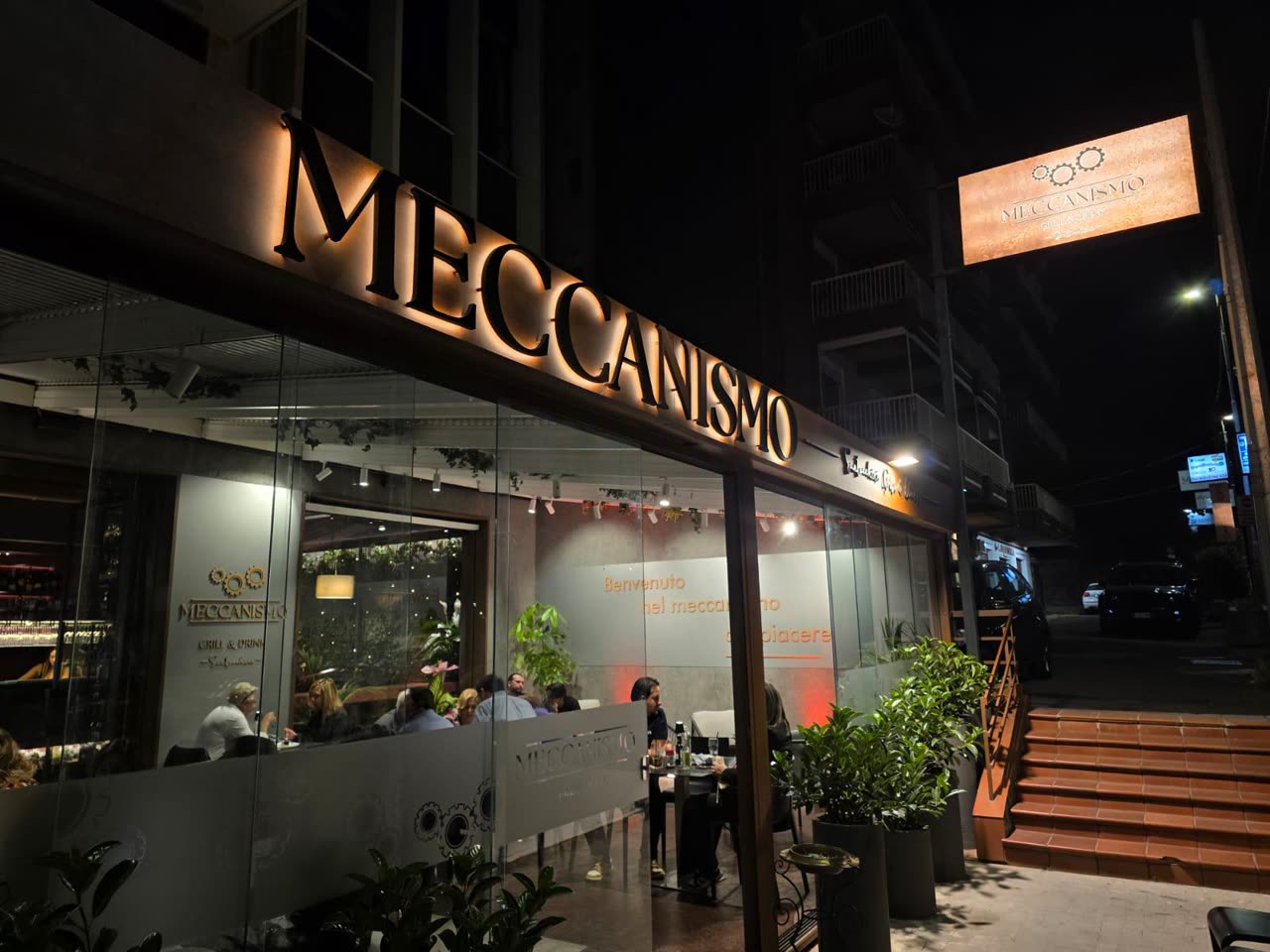 L'insegna di Meccanismo illuminata di sera